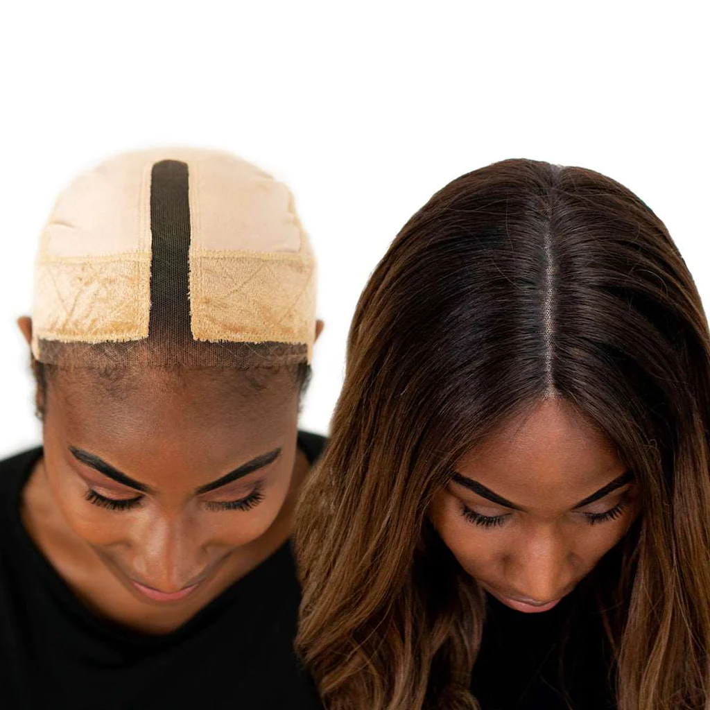 Model met Milano GripCap Lace Model dat de Milano GripCap Lace draagt voor veilige en comfortabele bevestiging van een haarwerk