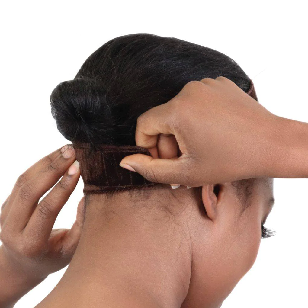 Foto die laat zien hoe de Milano WigGrip Comfort Band wordt vastgemaakt met de verstelbare sluiting